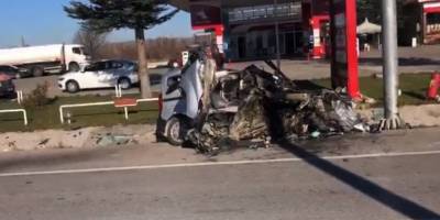 Sürücü hurdaya dönen araçtan sağ çıktı