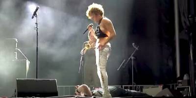 Rock müzisyeni Sophia Urista, sahnede hayranının suratına idrarını yaptı