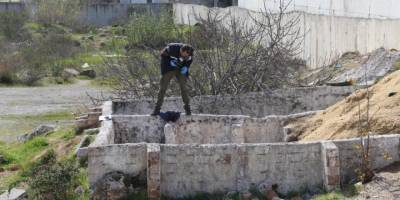 Antalya’da etrafı duvarlarla örülü boş arazide erkek cesedi bulundu