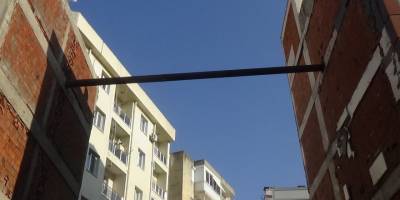 5 binayı boşalttıran kazı: Çatıya çıktıklarında fayansların ayrıldığını gördüler