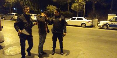 Manisa'da bir kişi, telefonunu almak isteyen bıçaklı gaspçıyı ruhsatsız silahıyla yaraladı