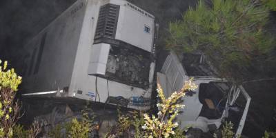 Antalya’da tır uçuruma yuvarlandı: 1 yaralı