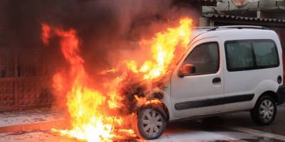 Kartal'da seyir halinde olan otomobil alev alev yandı