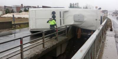 Devrilen işçi servisinde can pazarı yaşandı: 10 yaralı