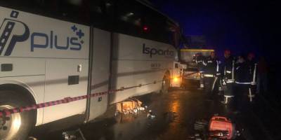 Yolcu otobüsü kaza yapan tırlara çarptı, hostes öldü, 35 kişi yaralandı