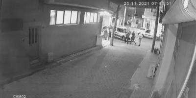 Polisin sırtından bıçaklandığı an kamerada