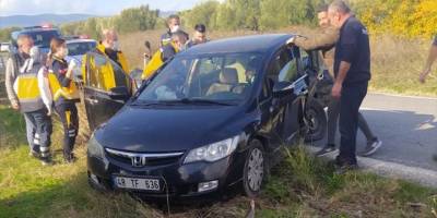 Manisa'da iki otomobilin çarpıştığı kazada 3 kişi yaralandı