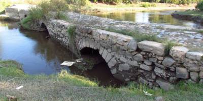 Menderes’te biriken çöpler, tarihi köprüyü tehdit ediyor