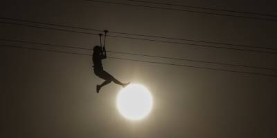 Zipline yaptığı sırada direğe çarparak feci şekilde can verdi