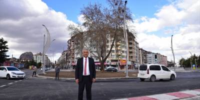 Afyonkarahisar'da alt geçit yapım işi kapsamında güzergah üzerinde kalan çınar ağacını korumak için proje değiştirildi