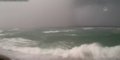 Çeşme'de oluşan hortum ve fırtına güvenlik kamerasına yansıdı