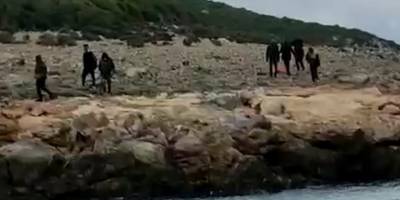 Yunanistan unsurlarınca denize atılan 8 düzensiz göçmen kurtarıldı