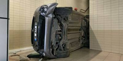 Metro alt geçit merdivenine otomobil düştü: 1 ölü, 2 yaralı