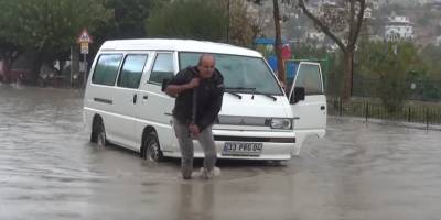 Silifke'de sağanak nedeniyle ev ve iş yerleri su altında kaldı (Video)