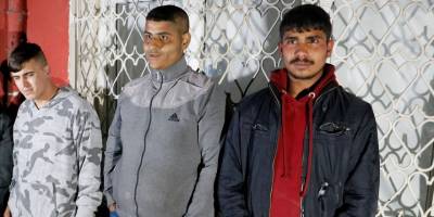 Polisten kaçan hırsızların birisi uyuyor numarası yaparken diğer 2 kişi çatıda saklanırken yakalandı