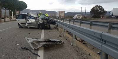 Manisa'da tıra çarpan otomobildeki anne öldü, baba ve 1 yaşındaki kızı yaralandı