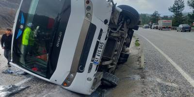 Yoldan çıkan midibüs devrildi, çok sayıda yaralı