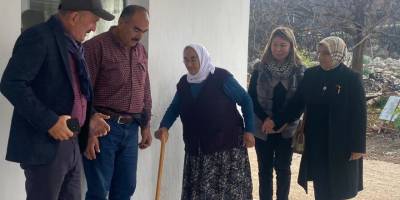 Eski Başkan Saatcı, Memduha teyzenin orman yangınlarında kül olan evini yeniledi