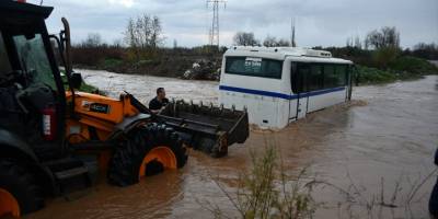 Manisa'da derede mahsur kalan midibüsteki 18 kişi kurtarıldı