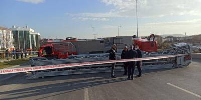 Başkent'te itfaiye aracı devrildi: 2 yaralı