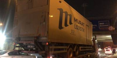 Ankara’da çekicinin taşıdığı kamyon köprüye takıldı