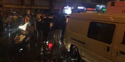 Motosiklet sürücüsü minibüsün altında kaldı