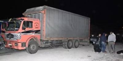 İzmir'de kaza yapan kamyonun kasasında 80 düzensiz göçmen yakalandı