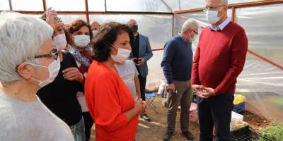 Mezitlili kadınlar çiçek üretiyor