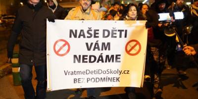 Çekya’da aşı karşıtlarından Çek Devlet Televizyonu önünde protesto