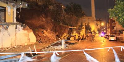 Kocaeli'de istinat duvarı yıkıldı, 2 ev boşaltıldı