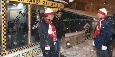 Vali Akbıyık, gece yarısı kar altında esnafı ziyaret etti