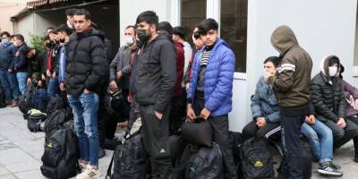 İzmir'de polisten kaçan minibüste 36 düzensiz göçmen yakalandı