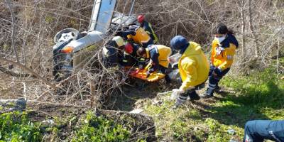 Manisa'da dere yatağına devrilen otomobildeki 3 kişi yaralandı