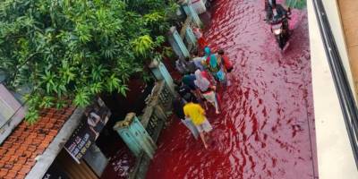 Endonezya’da sel suları atık boya ile karıştı, sokaklar kırmızıya büründü