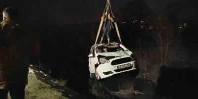 İçinde kadınların olduğu araç dereye uçtu; 2 yaralı