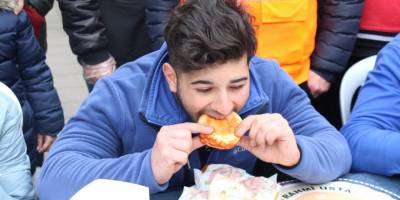 En hızlı hamburger yeme yarışması