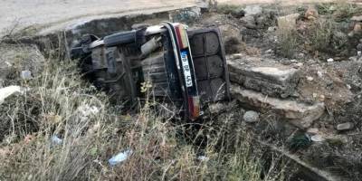 Otomobil sulama kanalına uçtu, aynı aileden 3 kişi yaralandı