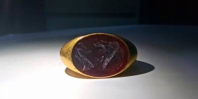 Alıcı kılığına giren jandarma ekipleri 1500 yıllık altın yüzük ele geçirdi