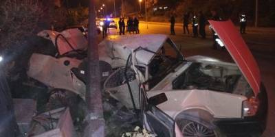 Kontrolden çıkan otomobil önce çöp konteynerine ardından direğe çarptı: 1 ölü