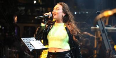 Bodrum’da yüzlerce kişi soğuk havaya, yağmura ve fırtınaya aldırış etmeden doyasıya eğlendi