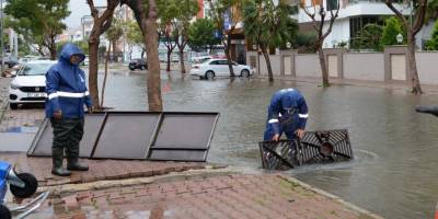 Fırtına ve yağışın etkili olduğu Antalya’da Büyükşehir teyakkuza geçti