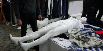 Tezgahtakilerle yetinmeyip mankeni bile soydular