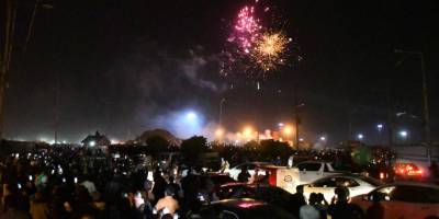 Pakistan’da maskesiz ve sosyal mesafesiz yılbaşı kutlaması