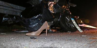 İzmir-İstanbul Otoyolu'ndaki kazada, sürücü ikiye bölünen otomobilden yara almadan kurtuldu