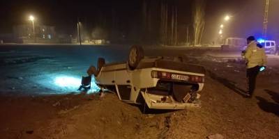 Oto fareleri polisten kaçarken kaza yaptı