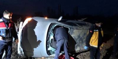 Viraja hızlı giren otomobil takla attı: 3 yaralı