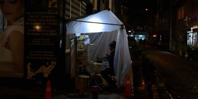 Soğuktan korunmak için sokakta kurduğu çadırda çalışıyor