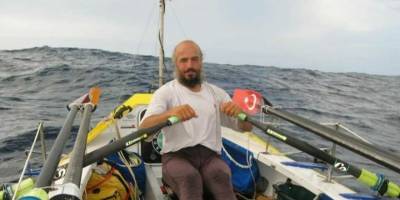 Dünyanın çevresini kendi gücüyle dolaşan ilk kişi: Yeni yıla Büyük Okyanus’ta tek başına girdi