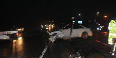 Akaryakıt istasyonundan yola çıkan otomobile tır çarptı: 5 ölü