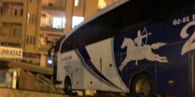 Kaza yapan otobüs köprüde askıda kaldı: 2 hafif yaralı